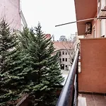 Downtown Charm With Balcony And Garden View