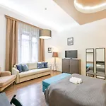 Deluxe Central Apartment With 4Bedrm 2 Bathrm