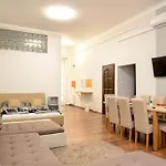 Famous Kiraly Street At Large 3Br 10Ppl @ Central