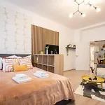 Warm Elegance Retreat : 75 M2 Comfort Near New York Cafe