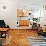 Flat In Historic Villa With Your Own Private Garden, Near City Park