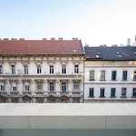 Modern, Design Lakas A Margit-Sziget Mellett