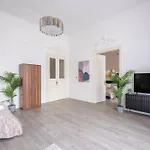 Spacious Vintage Apartment For 12Ppl