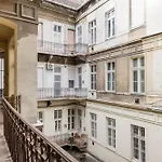 Central & Spacious Home Near Gozsdu Court, Quiet With Ac