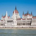 Castle Charm Apartment/ Ac