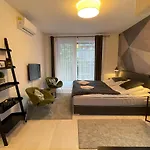 Bright Harmony Apartment Close To Downtown