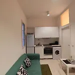 Cozy Downtown Private Apartment