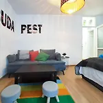 Walnut Apartman With Parking