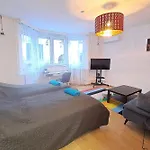 Walnut Apartman With Parking