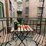 Boutique Central Apartments R611