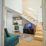 Cosy Gallery Flat In Akacfa St.