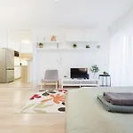 The Chic Crib With Balcony