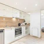 Central And Cute With 3 Rooms And Ac