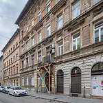 Central And Cute With 3 Rooms And Ac