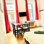 Very Warm Home With Big Bed Near New York Cafe