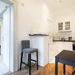 Elementa Luxe Apartment