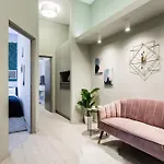 Elegant Duplex Near City Greenery