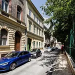 Elegant Duplex Near City Greenery