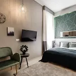 Elegant Duplex Near City Greenery