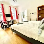 Very Warm Home With Big Bed Near New York Cafe