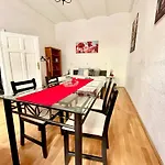 Very Warm Home With Big Bed Near New York Cafe