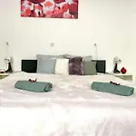 Very Warm Home With Big Bed Near New York Cafe