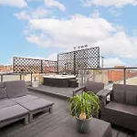 Triplex, Rooftop With Parlament View & Jacuzzi