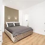 Triplex, Rooftop With Parlament View & Jacuzzi