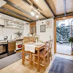 Wellness Wonderland: Garden, Sauna, Jacuzzi In Cbd