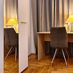 Modern Parkside Garden View Apartment