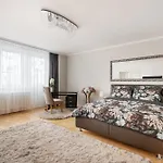 Beautiful Three Bedrooms Apartment With Free Parking Close To The Danube Coast