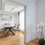 Beautiful Three Bedrooms Apartment With Free Parking Close To The Danube Coast