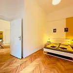 Large Peaceful 1Br Apt In Central Budapest - Yellow House