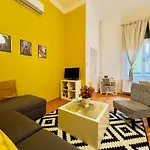 Large Peaceful 1Br Apt In Central Budapest - Yellow House
