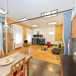 Cozy Loft At Opera