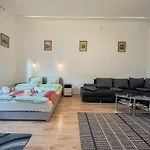 Free Garage!!! Downtown Apartment Near The New York Coffee House