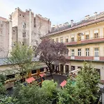 Just Chillin Apt-Budapest Most Historic Landmarks