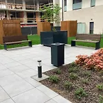 Westside Residence Apartment - Modern & Peaceful - Free Garage!