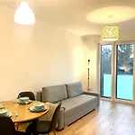 Westside Residence Apartment - Modern & Peaceful - Free Garage!