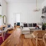 Charming And Unique Apartment With Balcony By The Great Synagogue