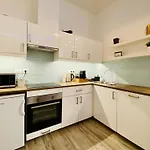Chic City Center Studio Ac & Tropical Charm