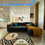 Chic City Center Studio Ac & Tropical Charm
