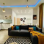 Chic City Center Studio Ac & Tropical Charm