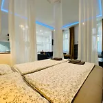Chic City Center Studio Ac & Tropical Charm