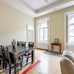 Graceful & Cozy Dream Home Next To The Opera House