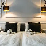 Wilson\'S Oktogon Square Suite Apartment