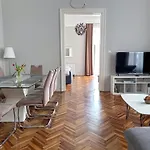 Sunny Castle Apartment