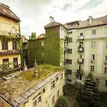 Trendy Central Apartment At Castle