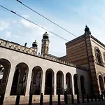 Central Apartment In Front Of The Synagogue