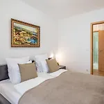 Homey Apartment With Ac And Balcony